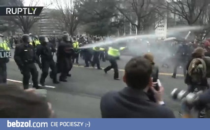 Policja która wie co robi vs hordy nieumarłych lewaków