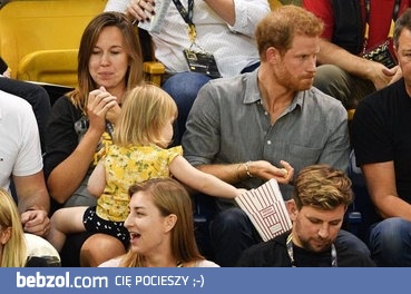 Mała dziewczynka kradnie popcorn księciu Harremu