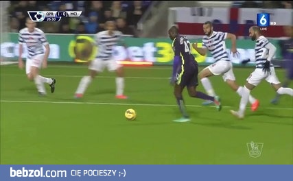 Yaya Toure zamiast w bramkę trafia w małą dziewczynkę