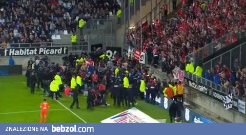 Francja: wypadek na stadionie, mecz przerwany