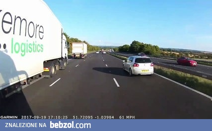 Kierowca autobusu unika kolizji na autostradzie