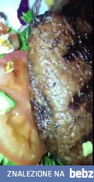 Żywe robaki wychodzą ze steku