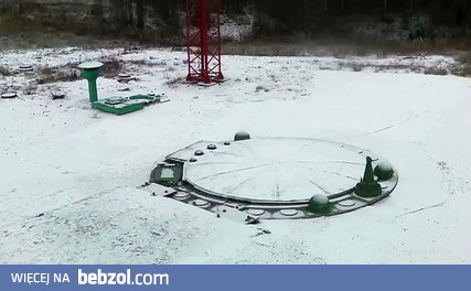 150 tonowa pokrywa silosu nuklearnego zgrabnie się podnosi 