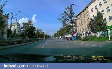 pieszy idiota wbiega pod koła na czerwonym 