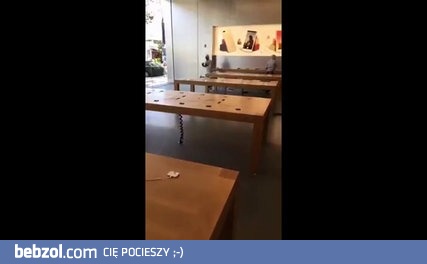 Dobrzy samarytanie ćwiczą zabezpieczanie sprzętu w sklepie Apple