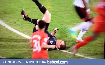 Piłkarz pochodzący z Afryki Kolo Toure taranuje sędziego