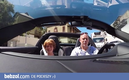 Ojciec podczas spaceru z synem wsiada do 'przypadkowego' Porsche