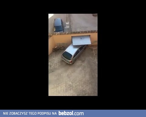 Włoski kierowca wyjeżdża z bramy