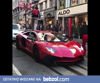 Facet skacze po dachu Lamborghini Aventadora SV