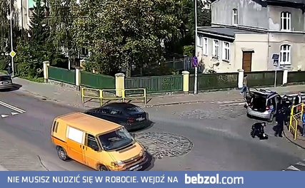 Pies wpadł pod radiowóz. Zobacz reakcje policjantów
