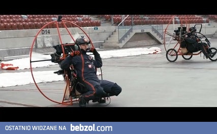 Wykopowicz lata motoparalotnią wewnątrz Stadionu Narodowego.