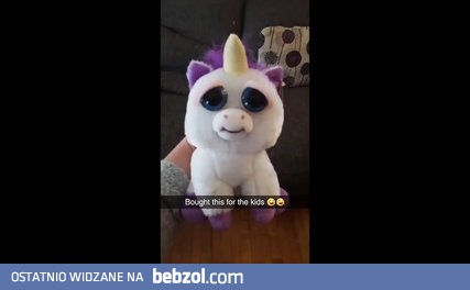 Tatuś kupił dziecku nową zabawkę