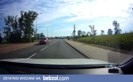 Próba wyprzedzenia samochodu