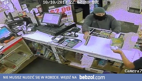 Sprzedawca podczas napadu celowo rozsypuje banknoty 