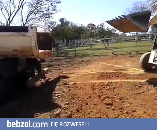 Jak wsadzić ładowarkę Bobcat na ciężarówkę bez użycia rampy