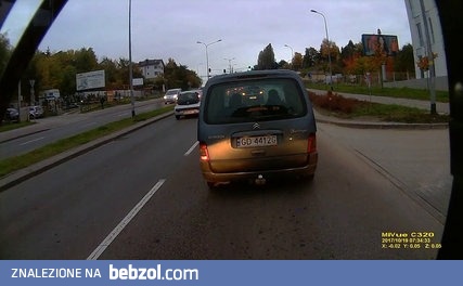 Łostowicka - z Citroena wypada cała zawartość bagażnika