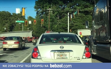 Ogromny dwuteownik spada z ciężarówki