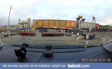 Przejazd kolejowy i rosyjski rowerzysta