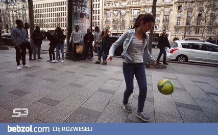 15-letnia Lisa pokazuje swoje piłkarskie sztuczki na ulicy