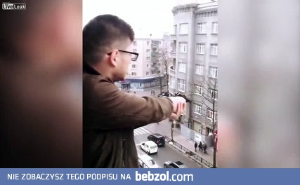 Ukrainiec strzela z pistoletu z balkonu