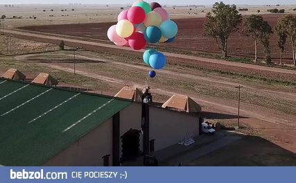 Podróżnik poleciał nad Afryką przypięty do balonów 