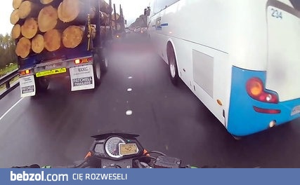 Autobus sam z siebie brutalnie atakuje motocyklistę