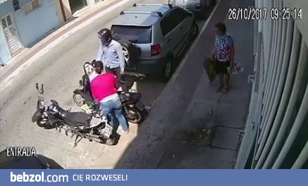 Bandyta usiłuje zabrać kobiecie skuter