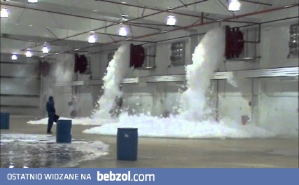 Test systemu przeciwpożarowego w hangarze lotniczym