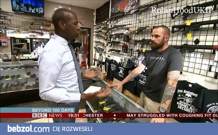Reporter sugeruje, że sklep z bronią