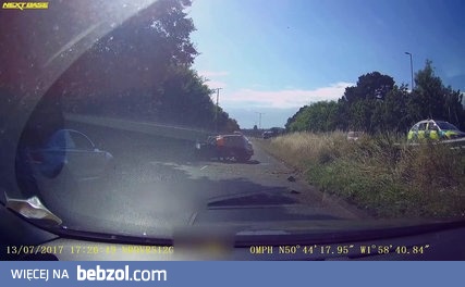 Dachowanie pirata drogowego, który próbuje wcisnąć się na chama