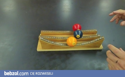 Nauczyciel zbudował modeli obrazowo tłumaczących prawa fizyki