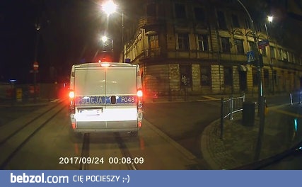 Niefortunne spotkanie z policją w środku nocy na skrzyżowaniu