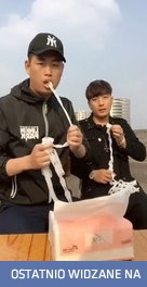 Chiński magik z pomocnikiem tym razem w plenerze