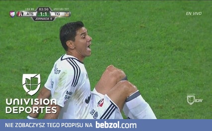 Makabryczna kontuzja bramkarza przy wykopywaniu piłki