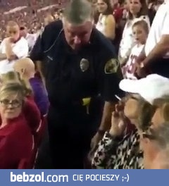 Kobieta paląca papierosa wyrzucona z meczu za chamstwo