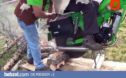 Dziadek tnie na swoim nowym motorze