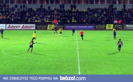 Piłka nożna kobiet w pigułce - 3 różowe vs pusta bramka