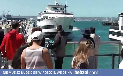 Babcia w czerwonym dresie unika staranowania przez statek