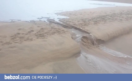 Po ulewnych deszczach rzeka wpływa do Oceanu Indyjskiego