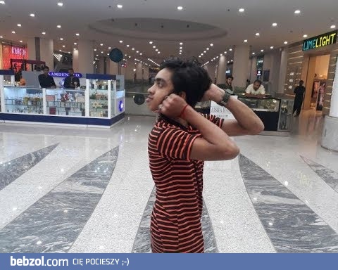 Facet może obrócić głowę o 180 stopni