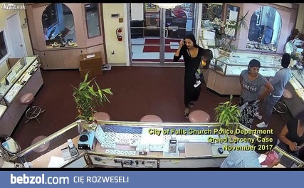 Cyganka z koleżankami obrabiają jubilera