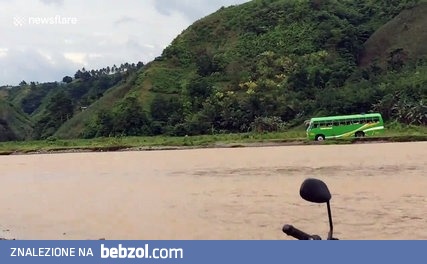 Kierowca autobusu wybiera skrót...