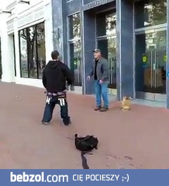 Starszy pan pokazuje gangsterowi pewną sztuczkę