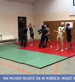 Trening zapaśniczy z manekinem