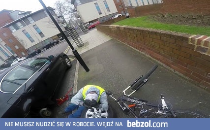 Pomoc rowerzysty przy naprawie auta