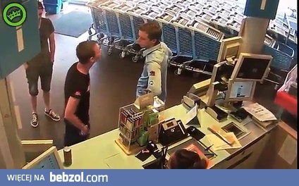 Młody chłopak sprawnie powala awanturującego się Sebastiana 