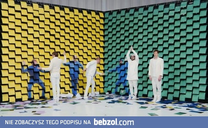 Ekran składający się z 567 drukarek 