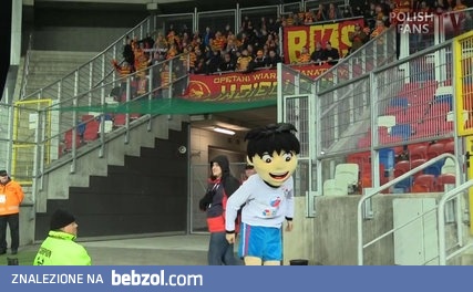 Maskotka Górnika pokazuje środkowy palec kibicom Jagiellonii