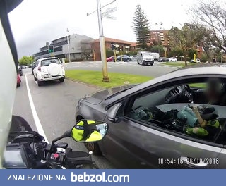 Kobieta zajęta telefonem 