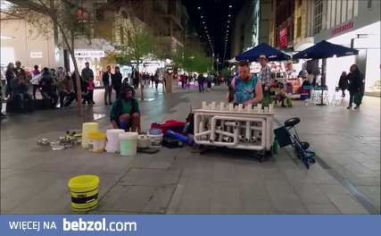 Techno na wiaderkach i rurkach hydraulicznych